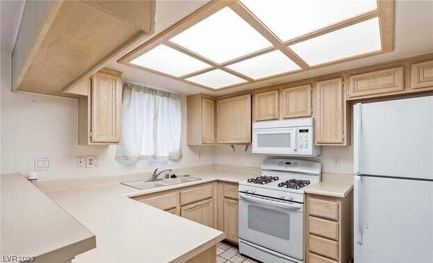 Building Photo - 860 N Sloan Ln