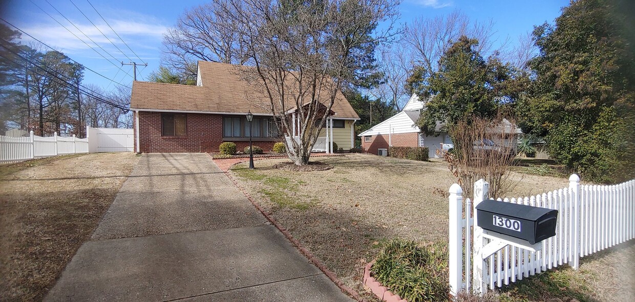 Foto principal - 4 BR/ 2 BA Convenient Cape Cod with plenty...