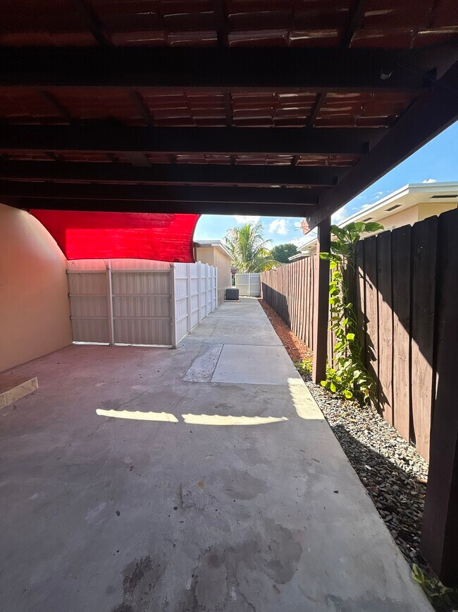 Foto del edificio - 927 SW 71st Ct