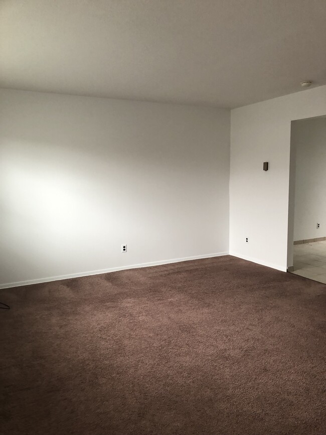 livingroom - 556 E 34th St