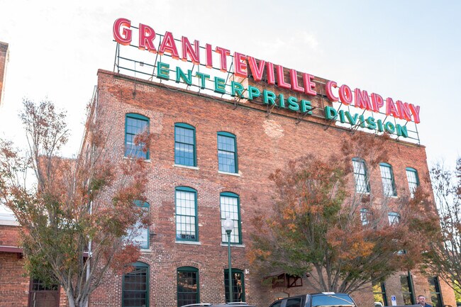Señal de neón sobre fresadora - Enterprise Mill Apartments