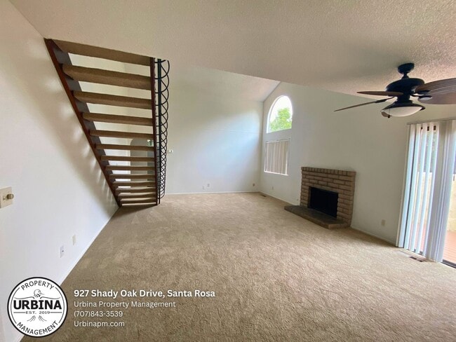 Building Photo - Cute End Unit in Desirable Complex