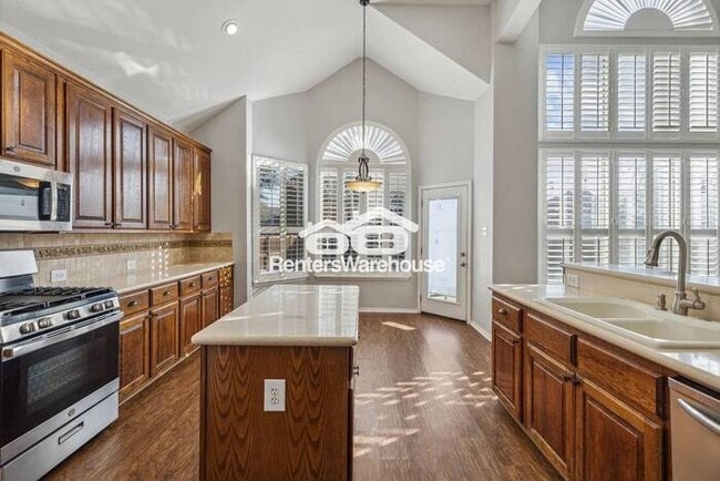 Building Photo - If you need space this home is for you!