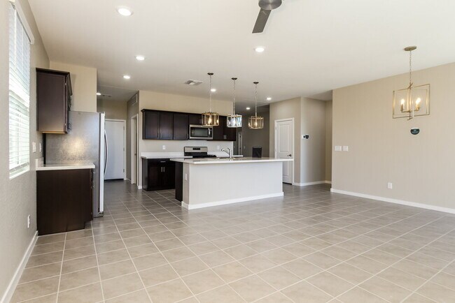 Building Photo - 4627 S 67th Ln