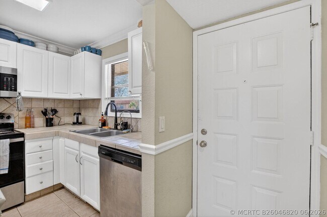 Foto del edificio - 21895 Lake Forest Cir