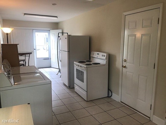 Building Photo - Studio, 1 bath Apartment - 1805 Graybar Lane
