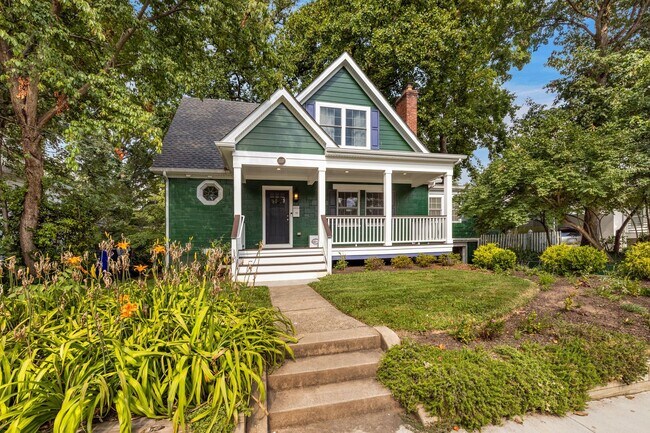 Building Photo - Professionally Managed, 5 Bed 4.5 BA // Si...