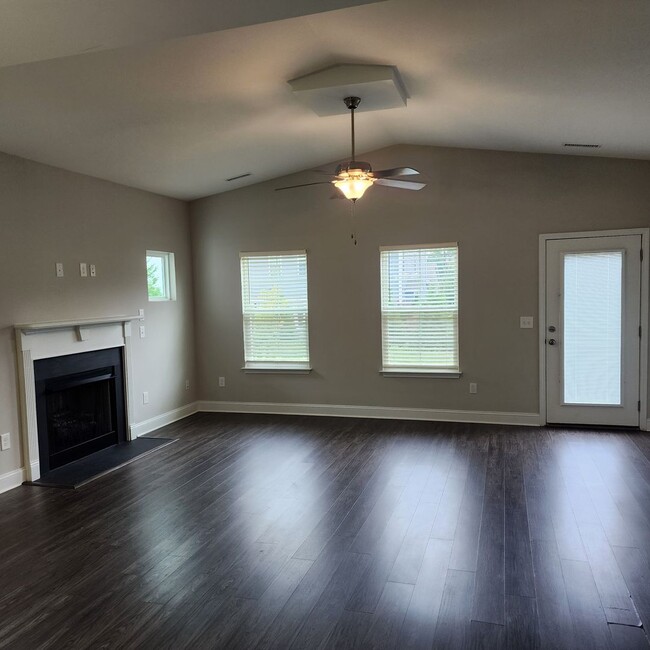 Building Photo - GREAT COLFAX LOCATION for this spacious 5 ...