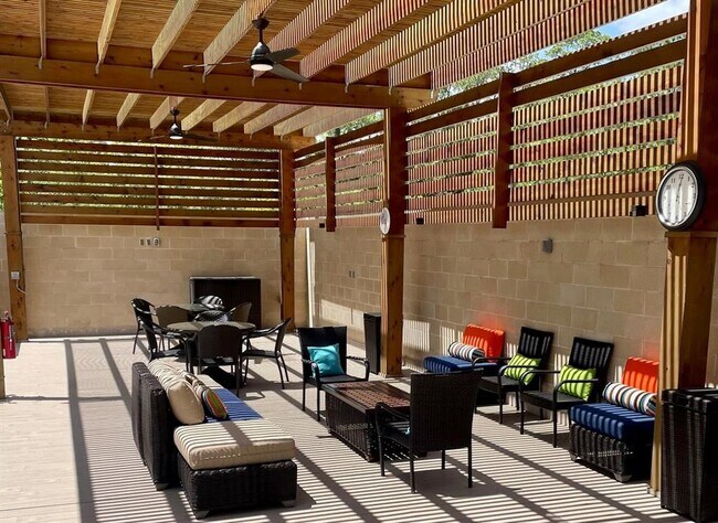 Foto del edificio - 49 Briar Hollow Ln