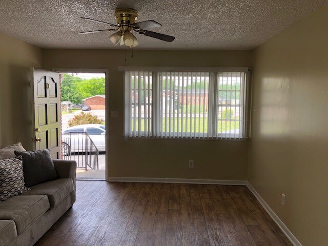 1 habitación sala de estar - Hickory House Apartments