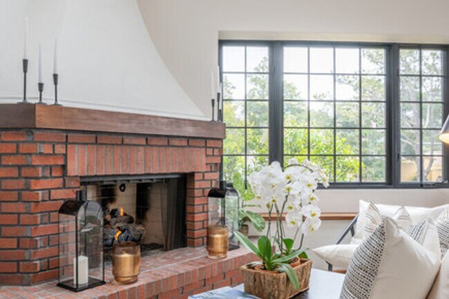 Building Photo - 1 Bed Condo in the Heart of Carmel-by-The-...