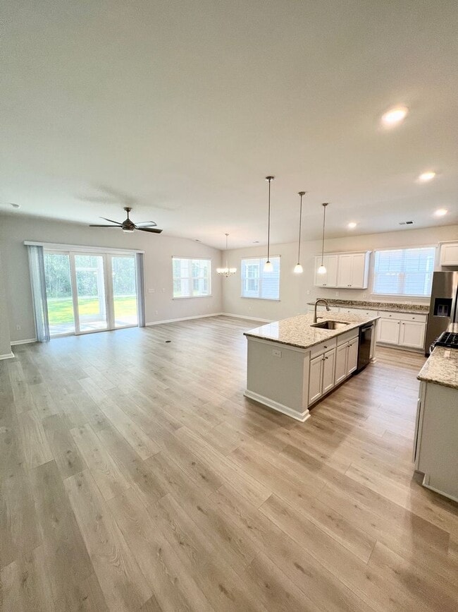 Building Photo - Immaculate 3br/2bath home! Upgrades galore...