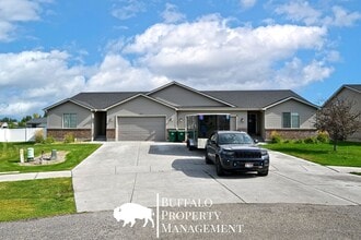 Building Photo - 4211 Roy Cir