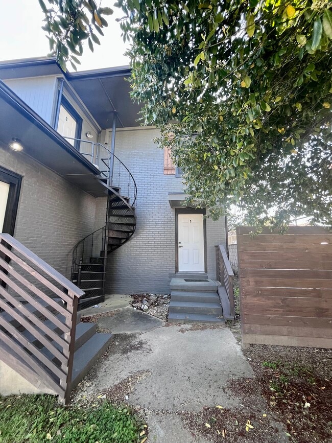 Building Photo - 410 5th St S