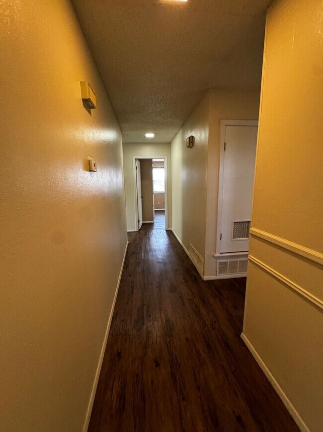 Building Photo - Large 2bedroom 2bathroom CH/A 2 car garage