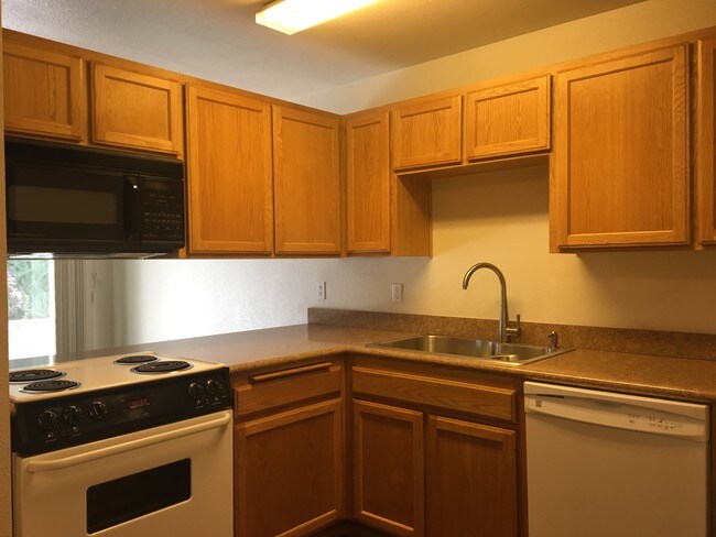 Building Photo - 5465 Glenridge Way
