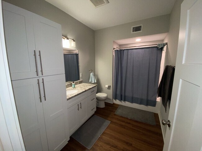Foto del edificio - Stunning sunsets on private balcony 2 bed 2 bath in Longfellow!
