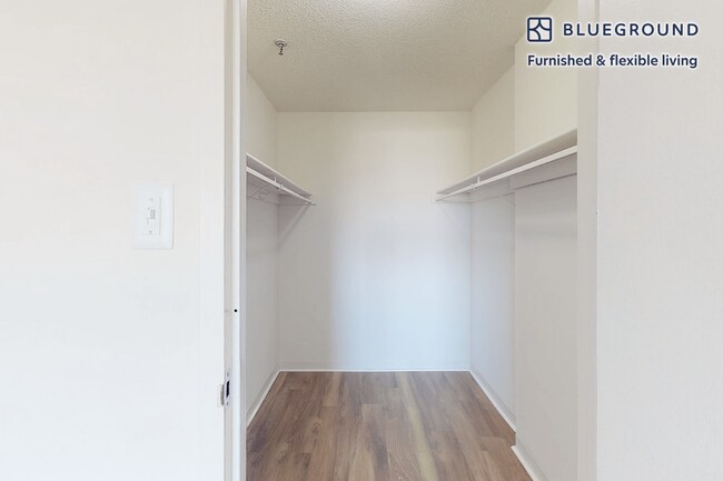 Building Photo - 2251 Pimmit Dr