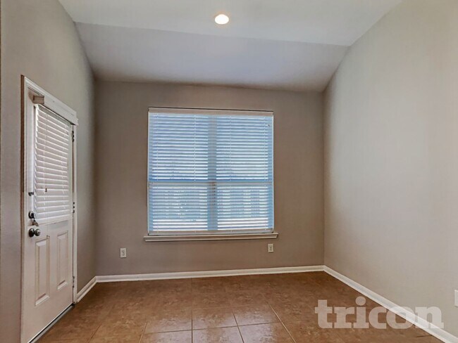 Foto del edificio - 410 Heatherton Hill Dr