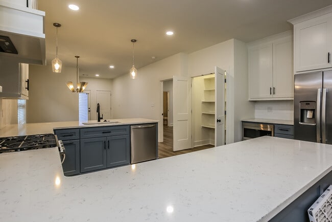 Foto del edificio - 16304 Lamarche Dr