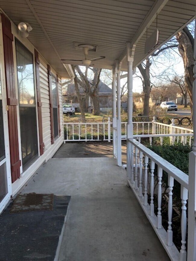 Foto del edificio - Spacious 4/1 Home on Quiet Block of Mulber...