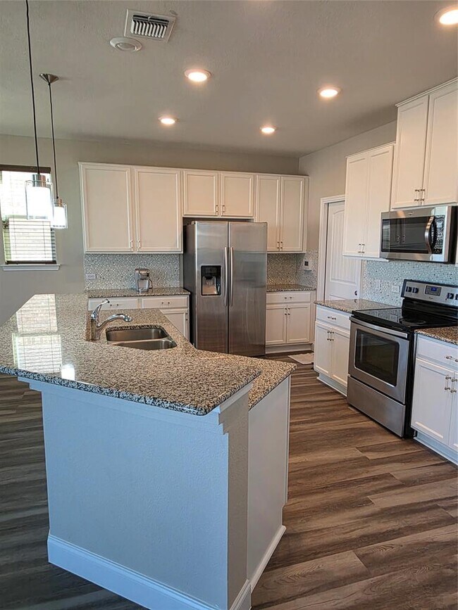 Building Photo - 1704 Constanta Dr