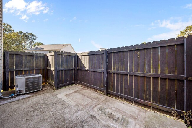 Building Photo - 122 Sherman Ct