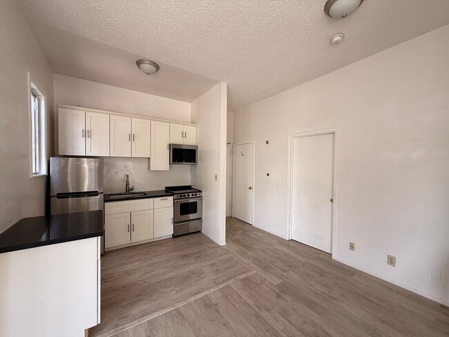 Building Photo - 563 Steiner St