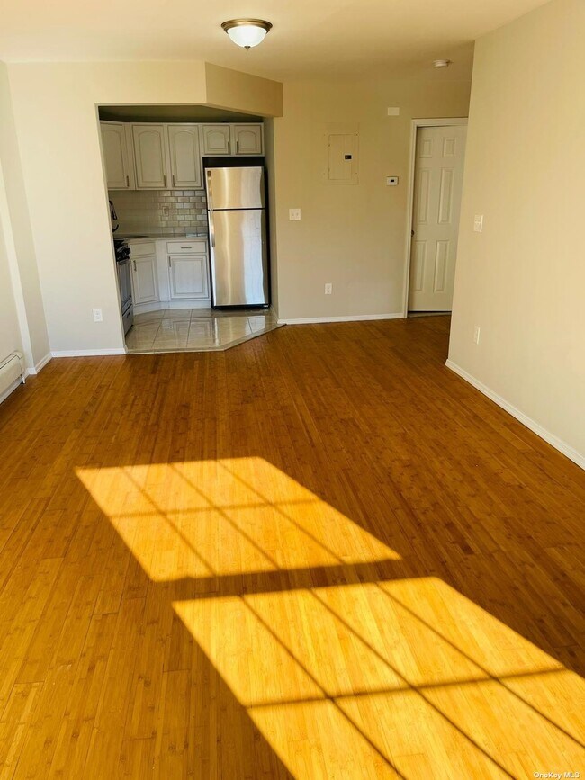 Building Photo - 537 Snediker Ave