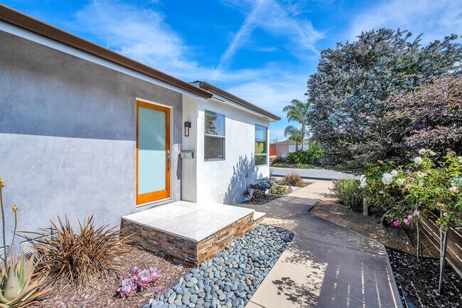 Foto del edificio - 8447 Kittyhawk Ave
