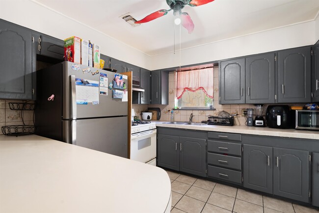 Building Photo - 504 Ave V