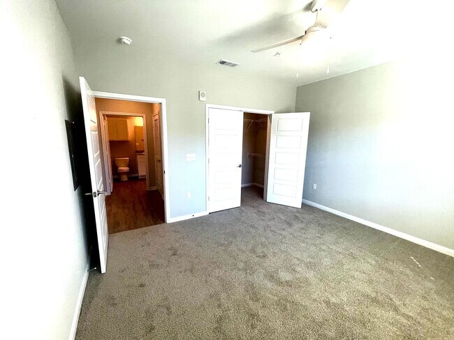 Foto del edificio - 300 Willow Grv Wy