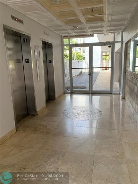 Foto del edificio - 677 NE 24th St