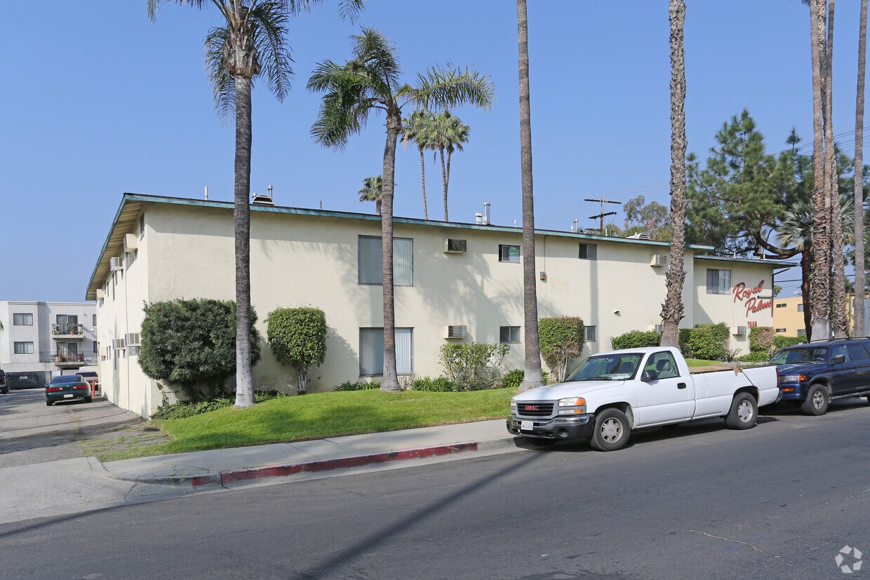 Primary Photo - Royal Palms