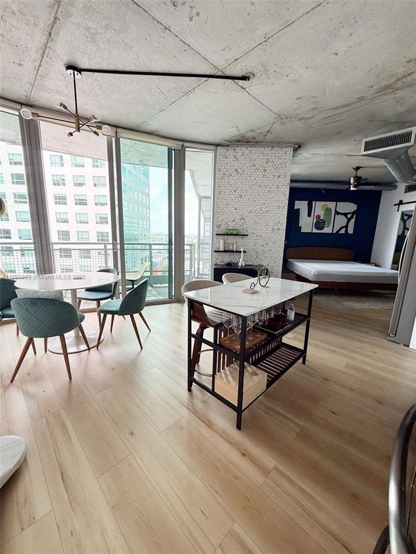 Foto principal - 690 SW 1st Ct