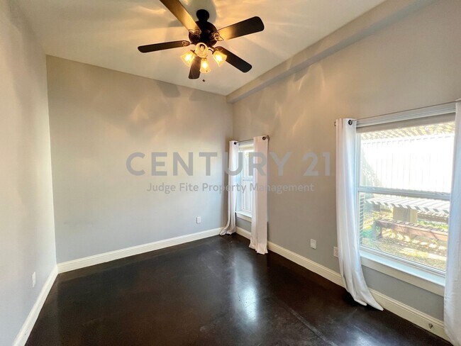 Building Photo - 2-Story 2/2/2 Townhome with Great Downtown...