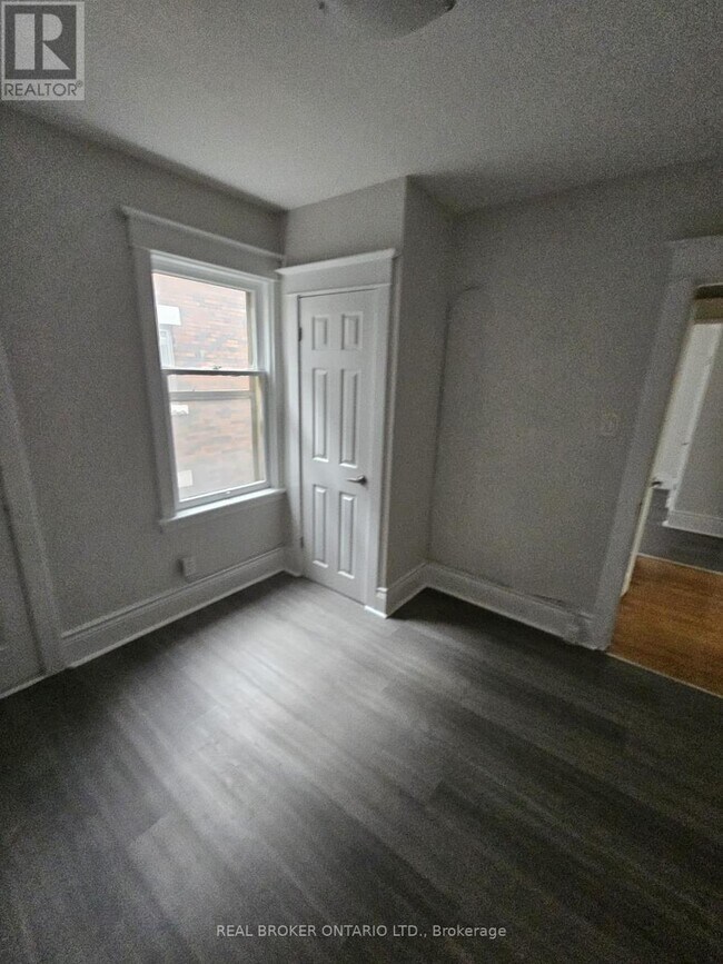 Photo du bâtiment - 983 Main St E