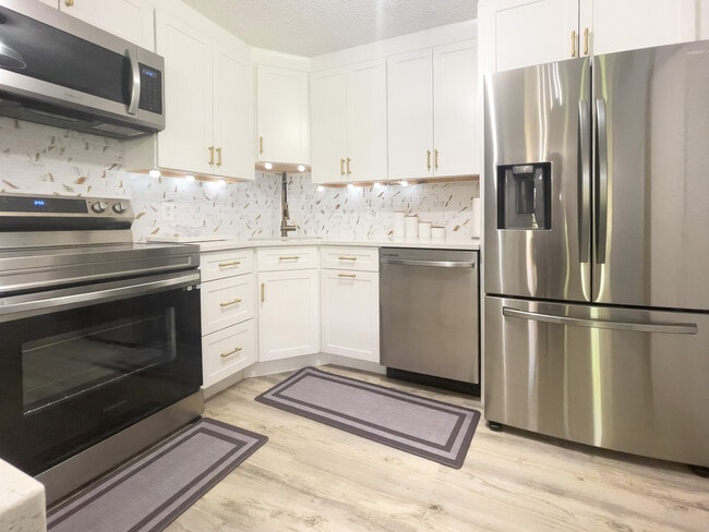 Foto del edificio - 340 Knotty Pine Cir
