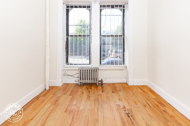 Building Photo - 142 Scholes St