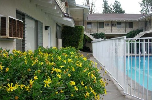Foto del edificio - 14220 Dickens St