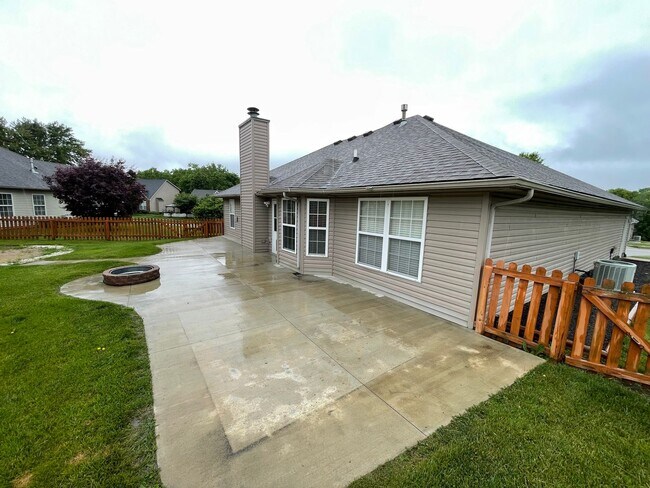 Building Photo - Beautiful Shelbyville Home For Rent