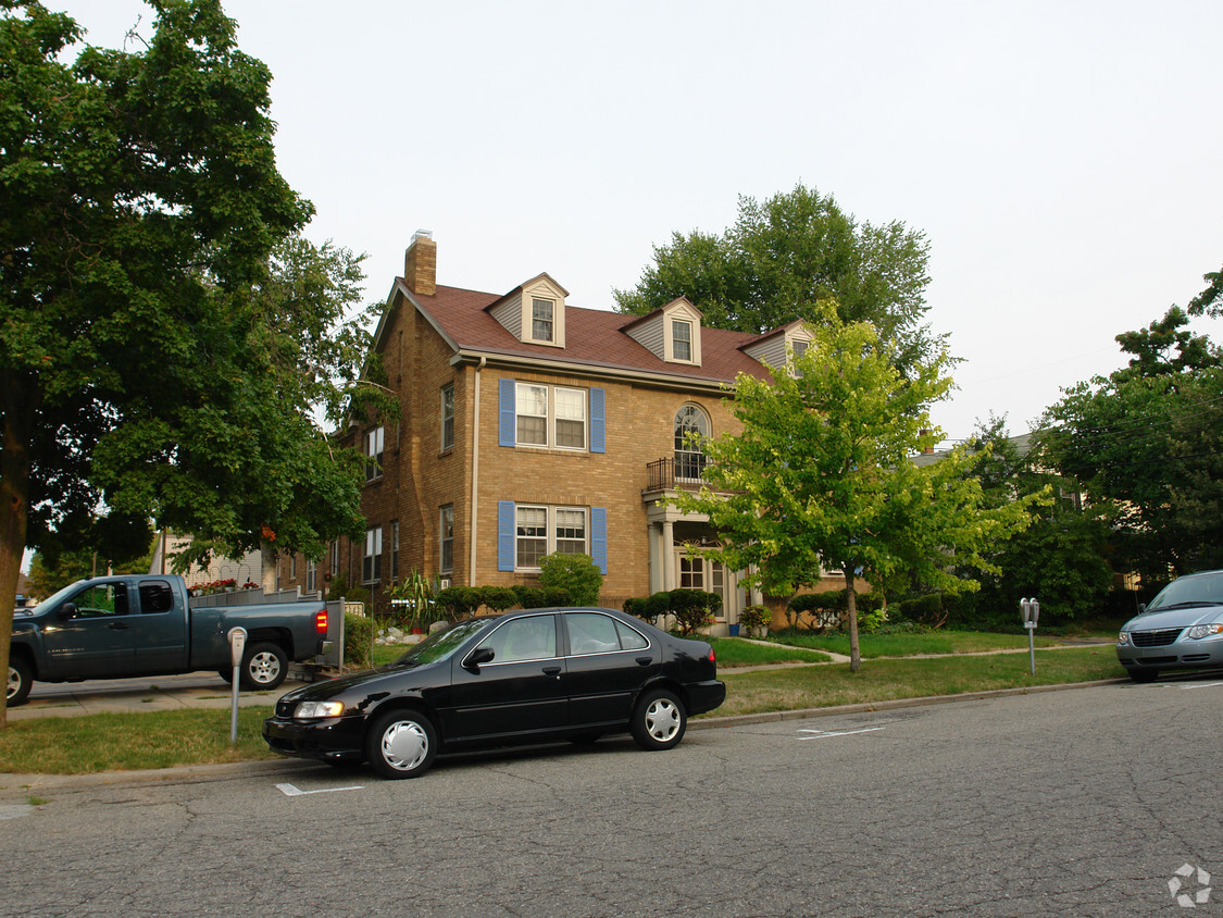 Building Photo - Chestnut Manor Apartments