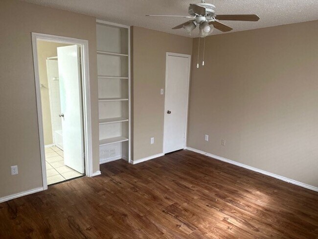 Foto del edificio - Charming 2 Bedroom, 2 Bathroom Duplex Near Lakeline Mall!