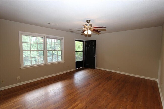 Building Photo - 514 Clover Dr