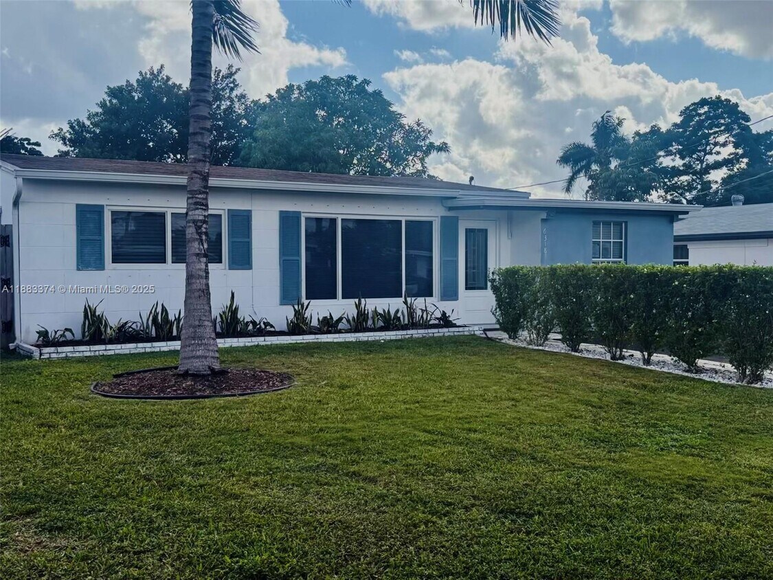 Foto principal - 6318 NW 24th Ct