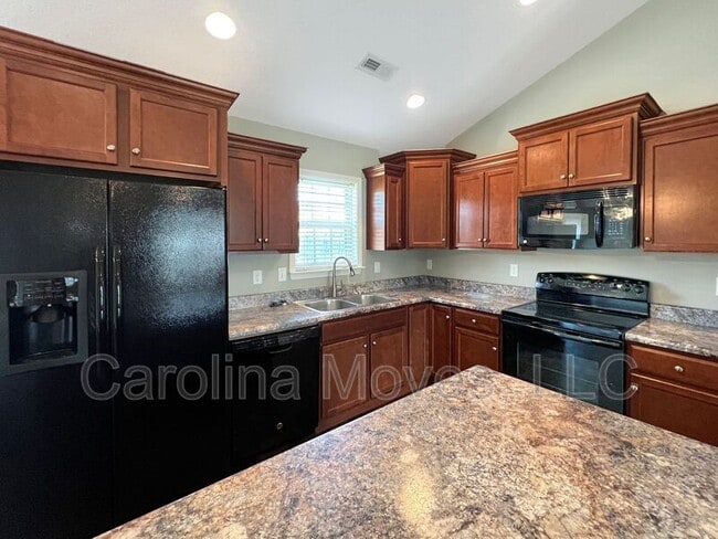 Foto del edificio - 245 Sleepy River Rd