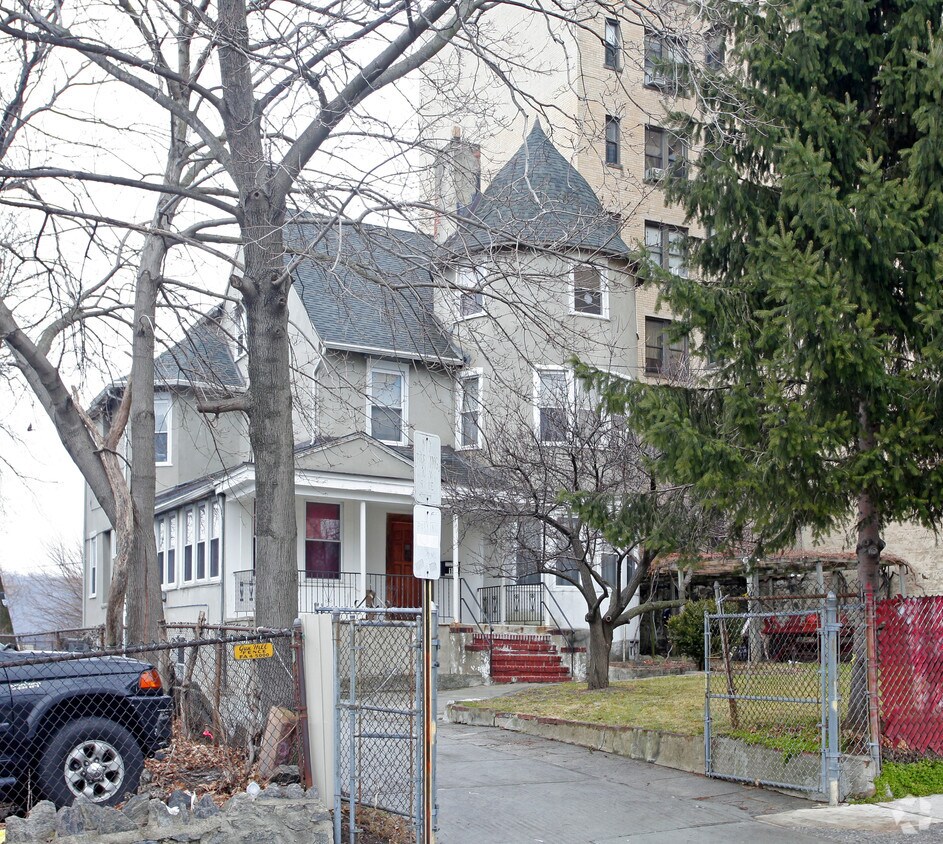Building Photo - 15 Highland Pl