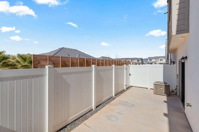 Building Photo - "Spacious 3-Bedroom Townhouse Retreat with...
