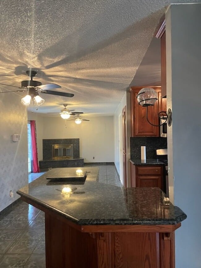 Foto del edificio - Beautiful Corner House with Shop