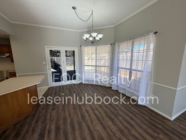 Building Photo - Large 3 bed 2 bath